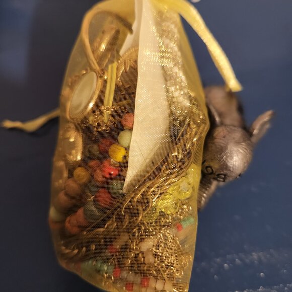 Mystery Jewelry drawstring bag 15+ wearable items| No broken pieces| Gold Tone - Picture 3 of 6